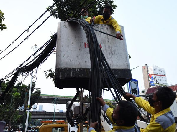 Kabel Utilitas di Mampang Mulai Ditanam di Dalam Tanah