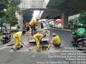 Bina Marga Perbaiki Lubang Tengah Jalan Tendean Jaksel Dekat SJUT Bina Marga Perbaiki Lubang Tengah Jalan Tendean Jaksel Dekat SJUT