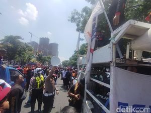 Blokade Frontage Ahmad Yani Surabaya, Polisi Adu Mulut dengan Buruh