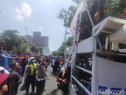 Blokade Frontage Ahmad Yani Surabaya, Polisi Adu Mulut dengan Buruh