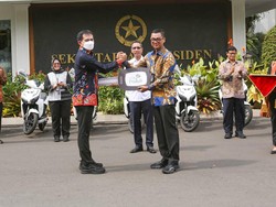 PLN Serahkan Sertifikat Energi Terbarukan untuk 5 Istana Kepresidenan