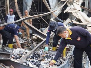 Polisi Olah TKP Pasar Dungus Madiun yang Terbakar-Periksa Pedagang Polisi Olah TKP Pasar Dungus Madiun yang Terbakar-Periksa Pedagang