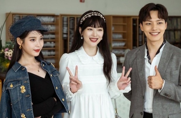 Sulli dan IU diketahui sebagai teman akrab yang saling mendukung satu sama lain.