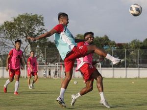 Bernardo Tavares Nilai Persebaya Lebih Diuntungkan Jelang Lawan PSM Makassar Bernardo Tavares Nilai Persebaya Lebih Diuntungkan Jelang Lawan PSM Makassar