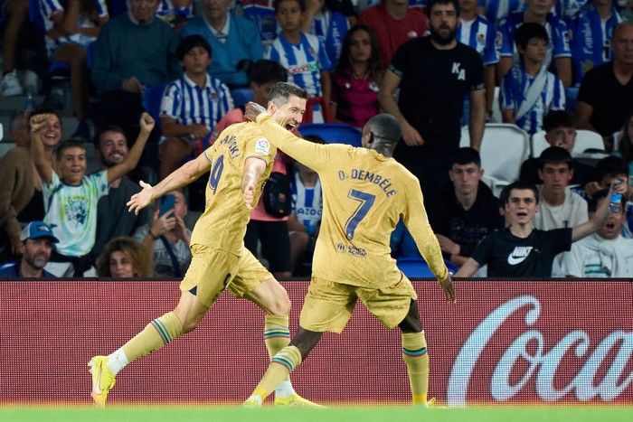 SAN SEBASTIAN, SPAIN - AUGUST 21: Robert Lewandowski of FC Barcelona celebrates with Ousmane Dembele after scoring their sides third goal  during the LaLiga Santander match between Real Sociedad and FC Barcelona at Reale Arena on August 21, 2022 in San Sebastian, Spain. (Photo by Juan Manuel Serrano Arce/Getty Images)