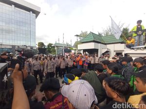 Demo BBM di Samarinda Ricuh, Massa Rusak Pagar Kantor Gubernur Kaltim