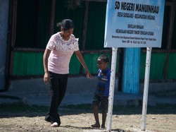 Dedikasi Guru Mengajar di Pedalaman NTT Meski Berstatus Honorer