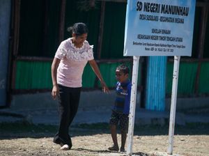Dedikasi Guru Mengajar di Pedalaman NTT Meski Berstatus Honorer Dedikasi Guru Mengajar di Pedalaman NTT Meski Berstatus Honorer