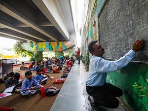 Luar Biasa, Guru Ini Beri Sekolah Gratis di Kolong Jembatan New Delhi Luar Biasa, Guru Ini Beri Sekolah Gratis di Kolong Jembatan New Delhi