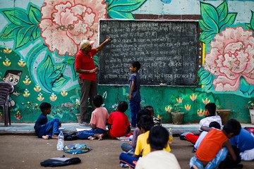 Melihat Perbandingan Gaji Guru di India dan Indonesia, Lebih Tinggi Mana?