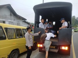 Angkot Mogok, Siswa di Taput Dibawa Naik Mobil Sabhara ke Sekolah