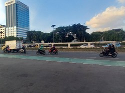 Massa Demo Protes BBM Naik Bubar, Lalin di Depan DPR Mulai Lancar