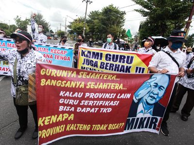 Massa Guru Demo di Kantor DPRD Kalteng, Ada Apa?