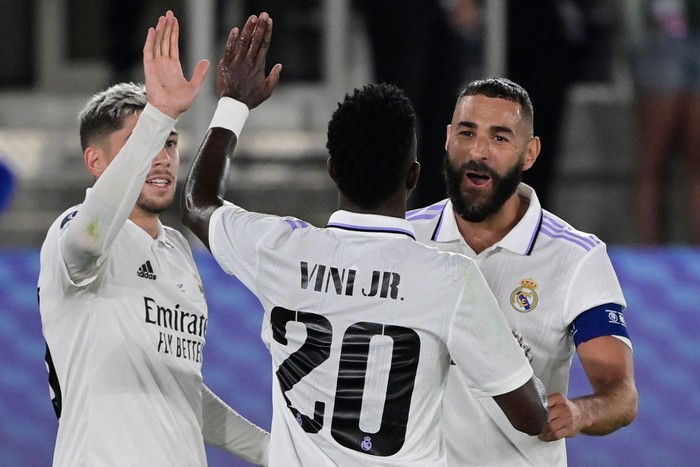 Real Madrids French forward Karim Benzema (R) celebrates scoring the 2-0 goal with his team-mates Real Madrids Brazilian forward Vinicius Junior (C) and Real Madrids Uruguayan midfielder Federico Valverde during the UEFA Super Cup football match between Real Madrid vs Eintracht Frankfurt in Helsinki, on August 10, 2022. (Photo by JAVIER SORIANO / AFP) (Photo by JAVIER SORIANO/AFP via Getty Images)