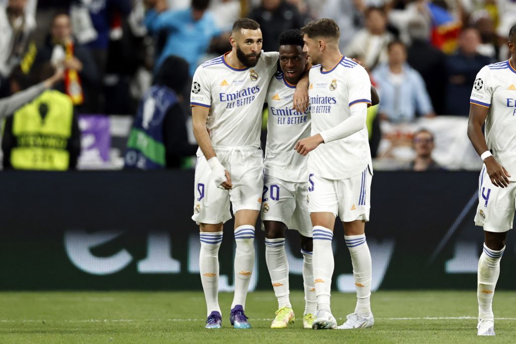 Real Madrid's French forward Karim Benzema (R) celebrates scoring the 2-0 goal with his team-mates Real Madrid's Brazilian forward Vinicius Junior (C) and Real Madrid's Uruguayan midfielder Federico Valverde during the UEFA Super Cup football match between Real Madrid vs Eintracht Frankfurt in Helsinki, on August 10, 2022. (Photo by JAVIER SORIANO / AFP) (Photo by JAVIER SORIANO/AFP via Getty Images)