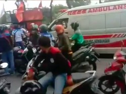 Viral Ricuh Ambulans Kembangan Saat Lintasi Massa Buruh, Ini Faktanya