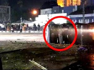 Viral Tembakan Busur Panah dari Barikade Polisi saat Demo Ricuh di Makassar Viral Tembakan Busur Panah dari Barikade Polisi saat Demo Ricuh di Makassar