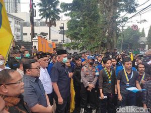 Demo Mahasiswa Ricuh di DPRD Jabar: 10 Orang Ditangkap, 2 Provokator Diburu Demo Mahasiswa Ricuh di DPRD Jabar: 10 Orang Ditangkap, 2 Provokator Diburu