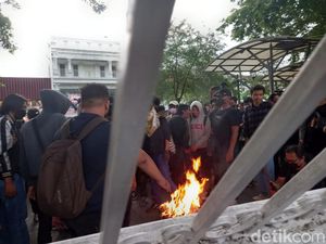 Detik-detik Demo Ricuh Berujung Massa Robohkan Gerbang DPRD DIY Malioboro