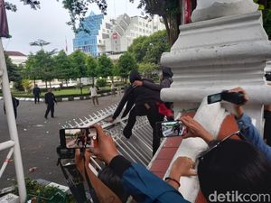 Panas! Gerbang Kantor DPRD DIY Malioboro Roboh Buntut Ricuh Demo BBM