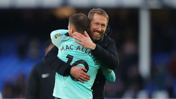 LIVERPOOL, ENGLAND - JANUARY 02: Graham Potter, manager of Brighton, celebrates with goal scorer Alexis Mac Allister of Brighton after the Premier League match between Everton  and  Brighton & Hove Albion at Goodison Park on January 02, 2022 in Liverpool, England. (Photo by James Gill - Danehouse/Getty Images)