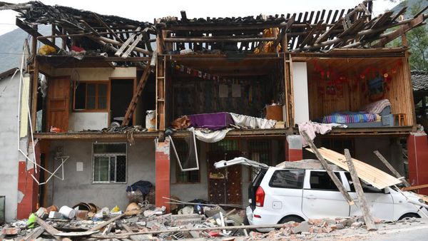 Melihat Kondisi Bangunan yang Hancur Akibat Gempa Sichuan, China
