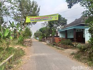 Warga Cemorokandang Kota Malang Pasang Spanduk Protes Jalan Rusak