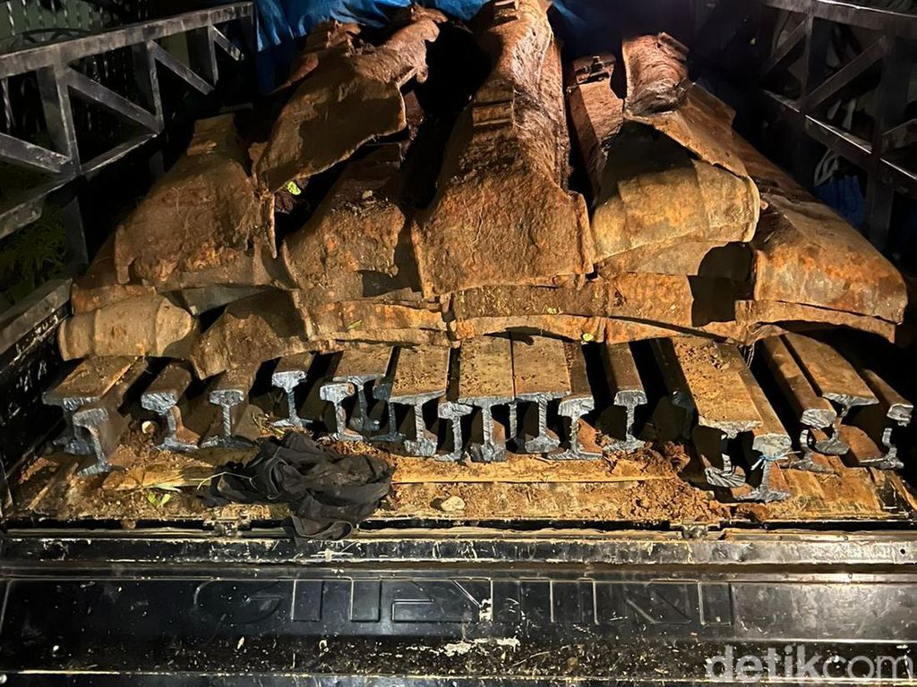 4 Pria di Simalungun Ditangkap karena Curi Puluhan Besi Rel Kereta Api 4 Pria di Simalungun Ditangkap karena Curi Puluhan Besi Rel Kereta Api