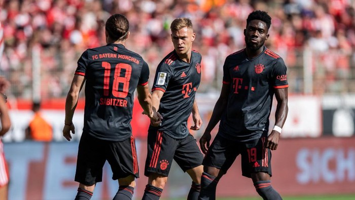 BERLIN, GERMANY - SEPTEMBER 03: Joshua Kimmich of FC Bayern Muenchen celebrates with teammates after scoring his teams first goal during the Bundesliga match between 1. FC Union Berlin and FC Bayern München at Stadion an der alten Försterei on September 03, 2022 in Berlin, Germany. (Photo by Boris Streubel/Getty Images)