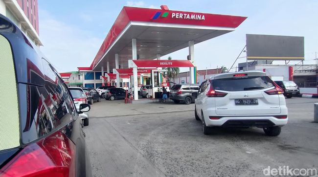 BBM Naik Kok Masih Antre?