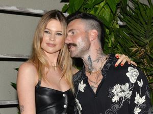 Hamil Anak ke-3, Istri Adam Levine Pamer Perut Buncit Hamil Anak ke-3, Istri Adam Levine Pamer Perut Buncit