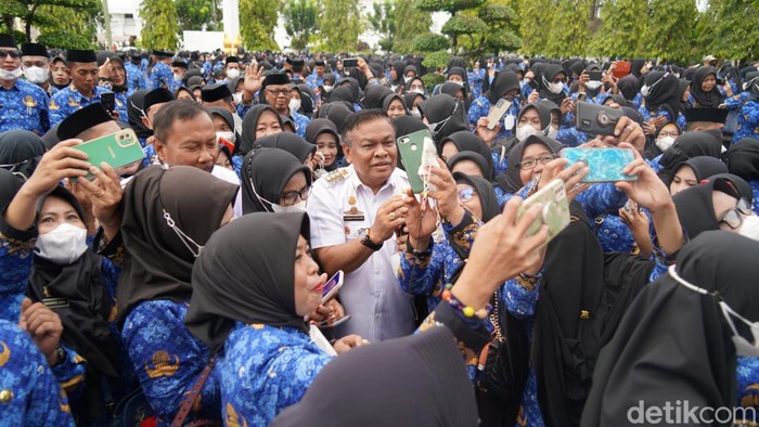 Bupati Bone Andi Fahsar Mahdin Padjalangi usai menyerahkan surat keputusan (SK) pegawai pemerintah dengan perjanjian kerja (PPPK) guru.