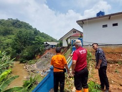 TPT dan Pagar SMAN 1 Sukanagara Cianjur Hancur Tergerus Longsor
