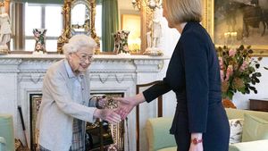 Momen Liz Truss Ketemu Ratu Inggris-Berkantor Pertama Kali Sebagai PM