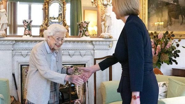 Momen Liz Truss Ketemu Ratu Inggris-Berkantor Pertama Kali Sebagai PM