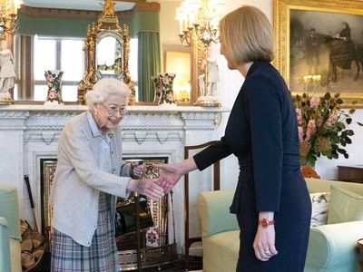 Momen Liz Truss Ketemu Ratu Inggris-Berkantor Pertama Kali Sebagai PM