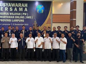 Bupati Tulang Bawang Raih Penghargaan Program Pro Rakyat Terbaik