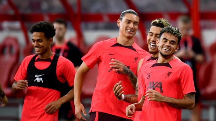 SINGAPORE, SINGAPORE - JULY 14: (THE SUN OUT THE SUN ON SUNDAY OUT) Fabio Carvalho, Darwin Nunez, Roberto Firmino and Luis Diaz of Liverpool during a training session at Singapore National Stadium on July 14, 2022 in Singapore, Singapore. (Photo by Andrew Powell/Liverpool FC via Getty Images)