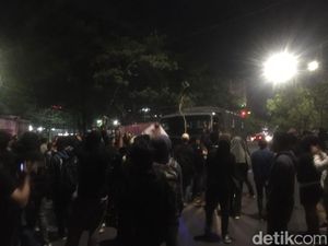 Demo BBM di Depan Kampus UMI Makassar, Mobil Milik TNI Dilempari OTK