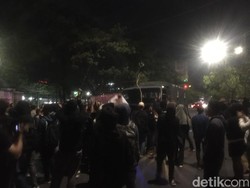 Demo BBM di Depan Kampus UMI Makassar, Mobil Milik TNI Dilempari OTK