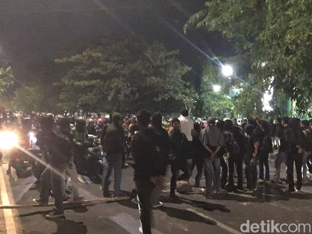 Massa Demo Tolak BBM Naik di Makassar Blokade Jalan