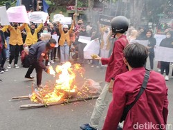 Tolak BBM Naik, Mahasiswa Bojonegoro Dorong Motor-Bakar Keranda