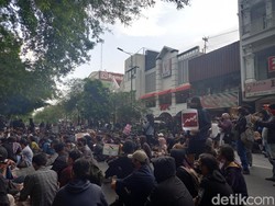 Demo Tolak Harga BBM Naik di Malioboro Ricuh, Gerbang DPRD DIY Roboh