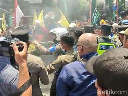 Demo Tolak Kenaikan Harga BBM di Mojokerto Ricuh, Mahasiswa Dipukul Polisi