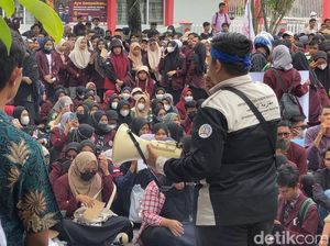 Demo Tolak Harga BBM di Padang: Siksa Saja Sambo, Rakyat Jangan!