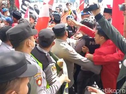 Demo Naiknya BBM di Jombang Ricuh Saat Mahasiswa Paksa Masuk Gedung DPRD