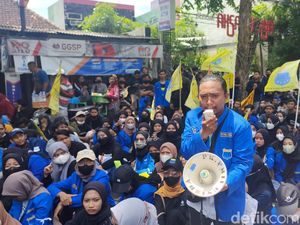 Mahasiswa Lamongan Turun Jalan Tolak BBM Naik: Bansos Bukan Solusi! Mahasiswa Lamongan Turun Jalan Tolak BBM Naik: Bansos Bukan Solusi!
