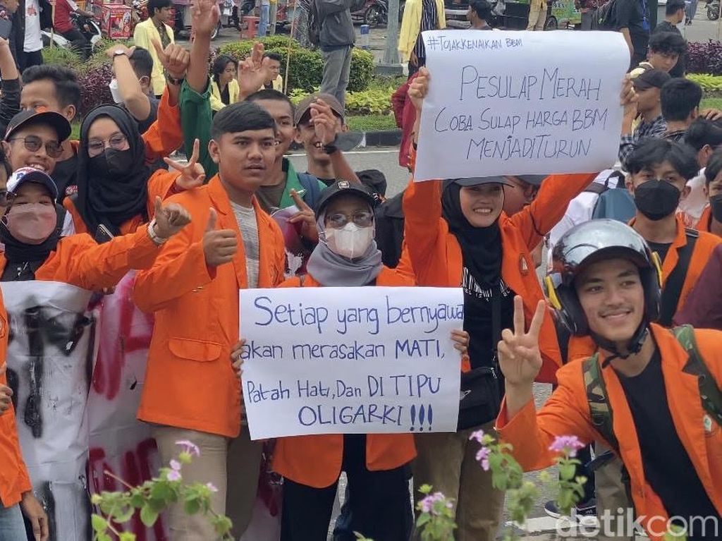 Demo di DPRD Sumbar, Mahasiswa Minta Pesulap Merah Turunkan Harga BBM