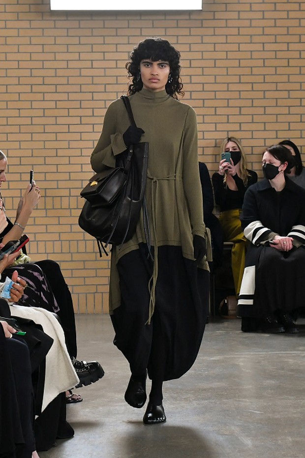 Double Bag/Foto : Vogue/Jonas Gustavsson Tren double bag pada koleksi Proenza Schouler