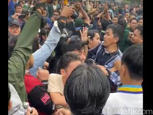 Dua Kelompok Mahasiswa Bentrok Saat Demo Tolak BBM Naik di Bandung